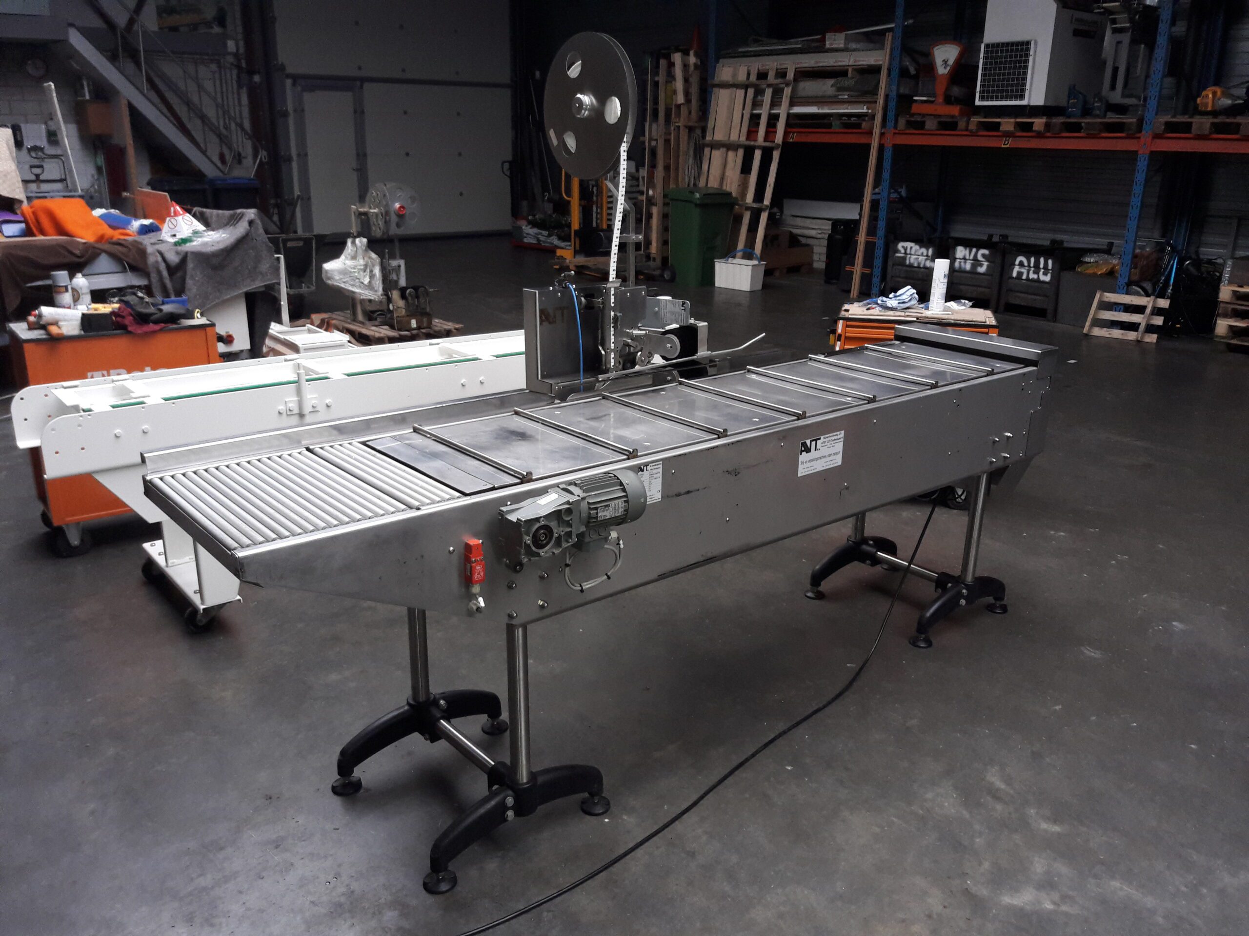 Object:A240302  Semiautomatische (hand) roestvrijstalen inpakbaan met AVT clip-sluitmachine