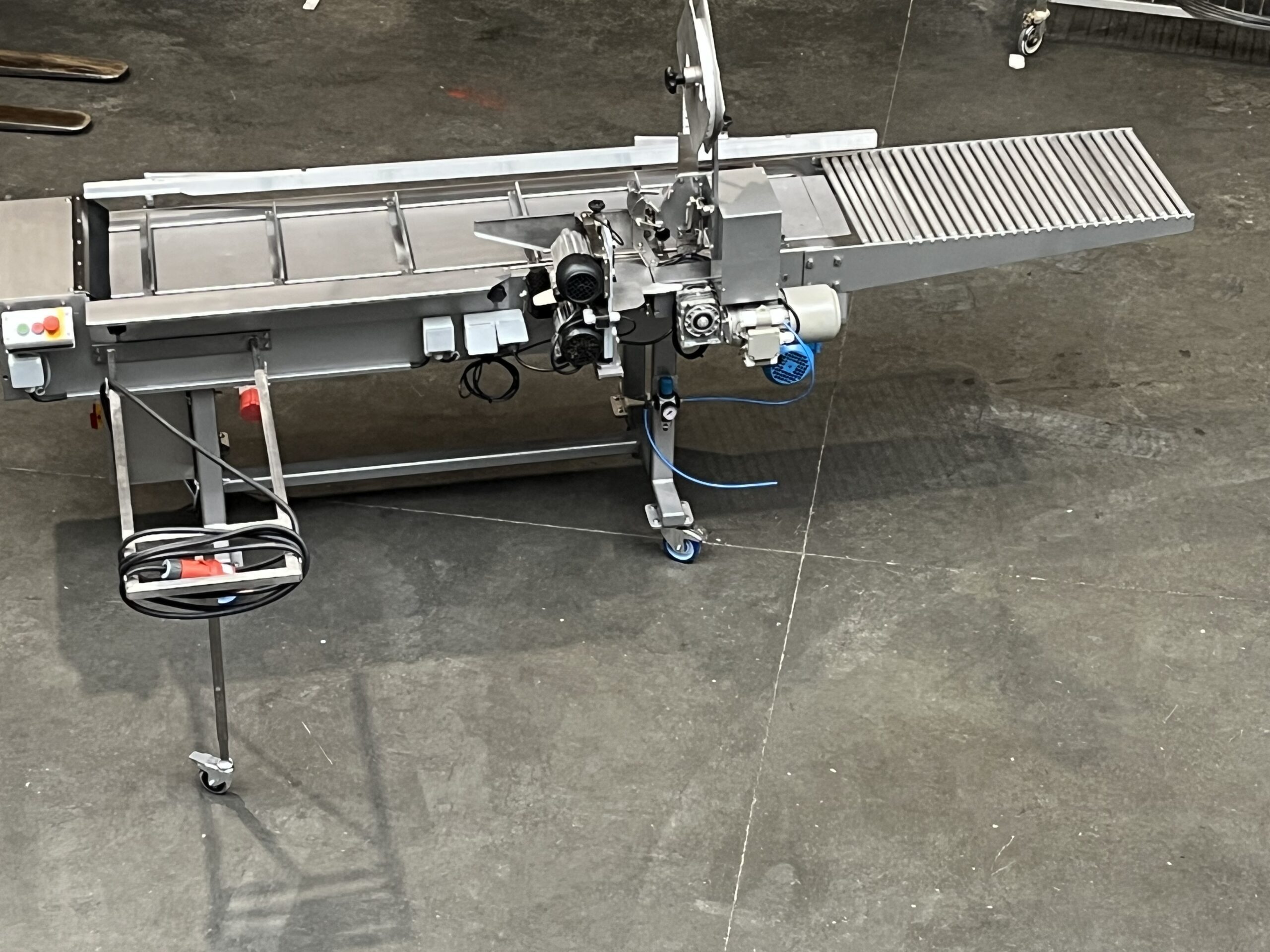 Object: A240401 Gereviseerde Hoba semiautomatische (hand) gelakte inpakbaan met blaastafel en Hoba clip-sluitmachine