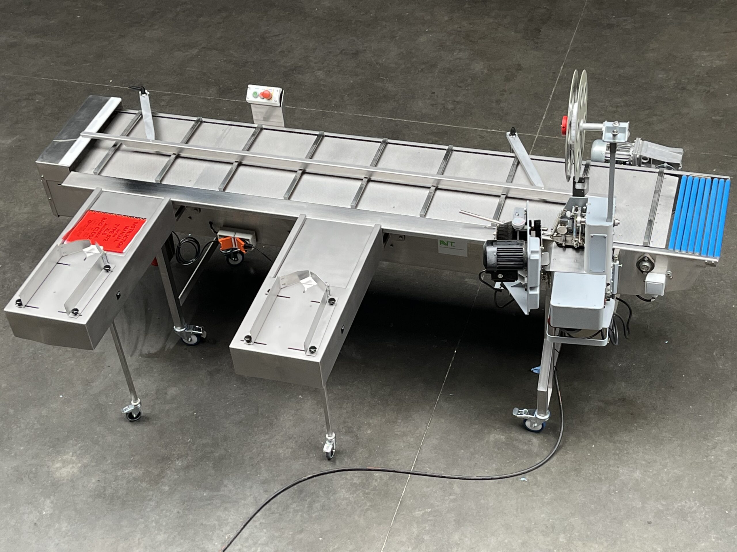 Object: A260303 Gereviseerde roestvrijstalen (hand) inpakbaan met 2 blaastafels en Kwiklok borstel- en clip-sluitmachine