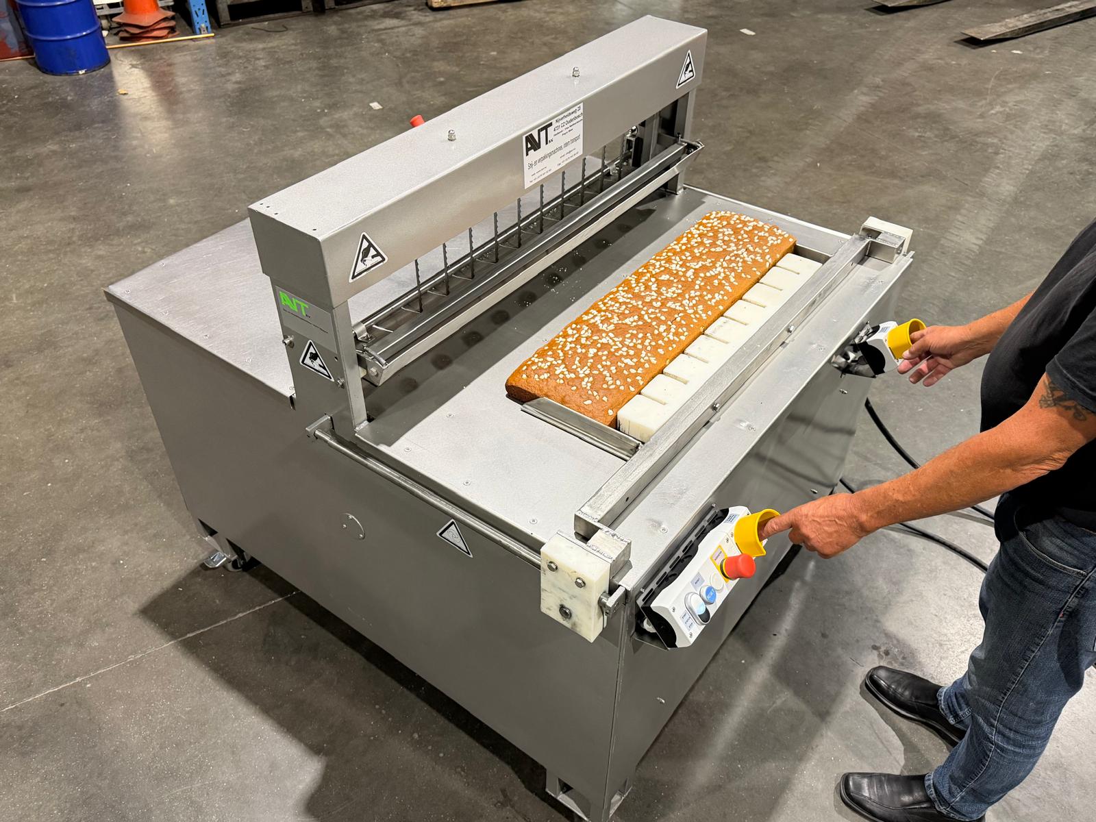 Object A260606 Gereviseerde koeksnijmachine.
